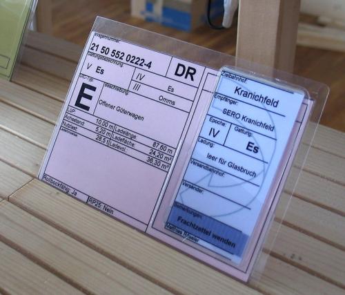 Die Wagenkarte eines offenen Wagens, mit einer Frachtkarte als Leerwagen nach Kranichsfeld